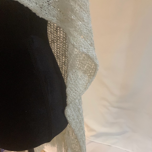 Women’s shawl Fetching brand off-white fringe at the bottom small - Picture 4 of 7